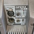 Detail zadního panelu aktivního reproduktoru s nápisy OPERA 605 D a DIGITAL ACTIVE SPEAKER. Panel obsahuje Balanced Input s XLR konektorem, tlačítko…