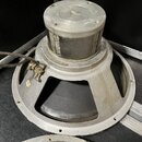 Fotografie znázorňuje zadní pohled na reproduktor s kovovým rámem a magnetem. Povrch rámu a magnetu je znečištěný prachem a nečistotami. K reprodukto…