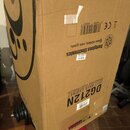 Hnědý papírový krabic s nápisy Darkglass Electronics, DG212N a 2X12 BASS CABINET. Na krabici je viditelný čárcový kód, logo CE a označení GEIS. Povrc…