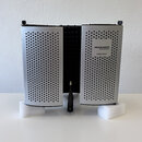 Stínidlo na mikrofon s dvěma zakřivenými perforovanými panely stříbrné barvy a černým akustickým vložkem. Na pravém panelu je umístěno logo marantz P…