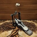 Fotografie zobrazuje basový pedál v černo-stříbrném provedení z kovu. Na horní části pedálu je umístěno černé logo ve tvaru stylizovaného písmene S.…