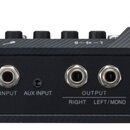 Zadní strana černého elektronického zařízení s povrchem imitujícím karbon. Jsou zde viditelné konektory a nápisy: GROUND CONNECT, LIFT, BALANCED OUTP…