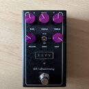 Kytarový efekt pedál v černé barvě s fialovými ovládacími knoflíky. Na horní straně jsou nápisy BASS, MIDDLE a TREBLE, ve střední části VOLUME, AGGR.…