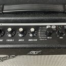 Černý kytarový kombozesilovač s nápisem MUSTANG I na ovládacím panelu. Na přední mřížce je viditelné logo Fender a malý štítek s číslem 1 v kruhu. Ov…