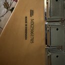 Detail zadní strany hlavy kytary z dřeva s viditelnými kovovými ladičkami. Na povrchu je černý nápis MADE IN ENSENADA a SERIAL NUMBER MX25061705. Pov…