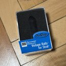 Průhledný plastový box s černou pěnovou vložkou, ve které je umístěn jeden černý snímač. Na modré nálepse je uveden nápis ProShop a text Seymour Dunc…