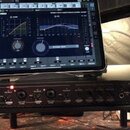 Černý zvukový interface značky Steinberg, model UR22C. Zařízení je umístěno na stojku a nad ním stojí tablet s otevřeným softwarem pro úpravu zvuku.…