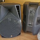 Dva černé aktivní reproduktory z plastu. Levý reproduktor má na mřížce nápisy OPERA a 605D, v dolní části je logo dB technologies. Pravý reproduktor…
