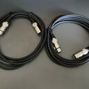 Dvě černé audio kabeláže s kovovými konektory. Na povrchu kabelů je opakovaně bílý nápis Low Impedance Microphone cable Made in Italy. Jeden z kabelů…