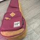 Měkký pouzdro na hudební nástroj v kombinaci vínové a béžové barvy. Na přední kapse je bílý štítek s nápisy „Powzer Pad“, „by Brand“ a „DESIGNER COLL…