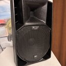 Černý aktivní reproduktor z plastového materiálu s integrovaným rohnicem. Na horním okraze mřížky je štítek s nápisem ART 715-A II, pod ním text 800…