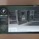 Krabice s párem studiových monitorů Mackie CR4.5BT. Na balení je vidět černý reproduktor zepředu i zezadu a nápisy Creative Reference Studio Monitors…