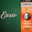Fotografie znázorňuje balení strun pro elektrickou basovou kytaru. Na zeleném pozadí je bílý nápis Elixir®. Pravá část obalu obsahuje texty 4 STRING…