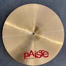 Kruhová mosazná činely s jemným koncentrickým broušením povrchu. V dolní části je červené logo pAiste a pod ním menší nápis MADE IN SWITZERLAND. Povr…