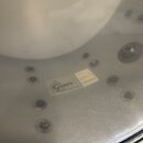 Detail vnitřní strany kovového obalu bubnu. Na povrchu jsou dvě nálepky, z nichž jedna nese logo a nápis Gretsch That Great Gretsch Sound!. Druhá nál…