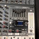 Detailní záběr na mixovací pult s nápisem XENYX 1222FX a podtitulem PREMIUM 16-INPUT 2/2-BUS MIXER XENYX MIC PREAMPS EIGHTS EQs 24-BIT MULTI-FX PROCE…