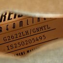 Detailní záběr na štítek nástroje s nápisy GRETSCH a STREAMLINE. Je zde uveden Model G2622LH/GNMTL a sériové číslo IS250205495. Štítek je v béžovém o…