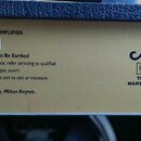 Detail štítku na zadní straně kytarového zesilovače značky Marshall. Na štítku je uveden text MODEL 8080 SOLID STATE LEAD AMPLIFIER, 80 Watts RMS / 8…