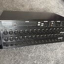 Černý rackový stagebox značky PreSonus s nápisem STUDIOLIVE RM32 MIX. Zařízení obsahuje 32 kombinovaných vstupů (XLR/jack) označených čísly 1 až 32 a…