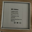 Fotografie zachicuje bílé papírové obalení s technickými specifikacemi produktu. Je zde uveden název MNT-1 Minitune a parametry jako Tuning Mode: Chr…