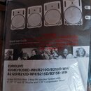 Fotografie zachycuje papírový návod Quick Start Guide v plastové obálce. V horní části jsou zobrazeny čtyři bílé PA reproduktory v různých velikostec…