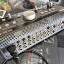 Černý studiový kontrolér Mackie BIG KNOB STUDIO COMMAND SYSTEM. Na horní straně je velký centrální ovládací knoflík, několik menších tlačítek a otočn…