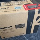 Kartonová krabice s nápisy Spark 2 a Positive Grid. Na balení je zobrazen černý kombo zesilovač s popisem 50-Watt Smart Guitar Practice Amp & Bluetoo…