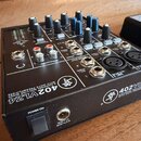 Černý mixážní pult s nápisy 402VLZ4 a 4-CHANNEL MIC/LINE MIXER WITH ONYX PREAMPLIFIERS. Na zadní straně jsou vidět různé konektory, včetně XLR vstupu…