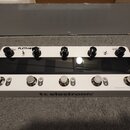 Bílý kytarový efektový pedalboard značky tc electronic s nápisem TONEPRINT PEDALBOARD. Horní část obsahuje pět černých otočných knoflíků a dva přepín…