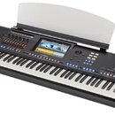 Černý digitální klavír s bílým notovým stojánkem. Na pravé straně je viditelný nápis Genos2 a uprostřed nad klávesami logo YAMAHA. Nástroj disponuje…