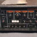 Černý efektový procesor Roland CHORUS ECHO RE-501 v texturovaném pouzdře. Přední panel obsahuje různé ovládací knofíky, přepínače a vstupy, včetně ná…