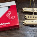 Sada tří kytarových snímačů v krabici s nápisy Fender, Eric Johnson a STRATOCASTER PICKUP SET. Snímače jsou krémové barvy s viditelnými bílými magnet…