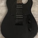 Černá elektrická kytara s matným povrchem a černým pickguardem. Nástroj má dva humbuckery, jeden ovládací přepínač a dva otočné knoflíky. Na kytáře n…