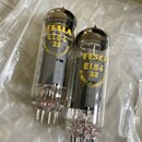 Dvě elektronky v průhledném skle s kovovými kontakty u základny, umístěné v plastovém sáčku. Obě mají žlutý nápis TESLA EL84 32 a pod ním nečitelně d…