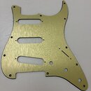 Zlatý kovový pickguard pro elektrickou kytaru s třemi výřezy pro snímače. Povrch má jemně broušenou texturu s viditelnými vertikálními rýhami. Na kus…