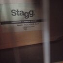 Fotografie detailu vnitřní štítku klasické kytary. Na štítku je viditelné logo Stagg a nápis HANDMADE CLASSICAL GUITAR. Je zde uveden Model: SCL50 4/…