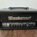 Černý kytarový kombo zesilovač s koženým potahem a kovovou mřížkou. Na mřížce je umístěno stříbrné logo Blackstar. Ovládací panel obsahuje přepínače…