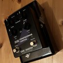 Černý kytarový efekt s nápisy DUAL COMPRESSOR LIMITER a CARL MARTIN Designed In Denmark. Zařízení má několik ovládacích knoflíků s popisky Remote, Th…