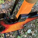Detail zadní strany kytary s přechodem krku do těla. Tělo má červeno-žlutý gradientní lak a černý lem, na kovové spojovací desce je nápis MADE IN JAP…