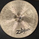 Kruhové činely z mosazi s kovaným povrchem. Na spodní části je černý nápis Zildjian. V centru se nachází otvor a malý nečitelný štítek.