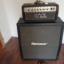 Kytarové kombo složené z zesilovače značky ENGL umístěného na kytarovém cabinetu značky Blackstar. Zesilovač má stříbrný ovládací panel s několika kn…
