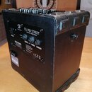 Černý kytarový kombo zesilovač s texturovaným povrchem a ochrannými rohy. Na zadní straně je nápis CG-10X STREET GUITAR AMPLIFIER a logo značky Harle…