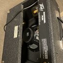 Zadní strana kytarového komba v černé texturované krytince. Na zadním panelu je bílý nápis BACKSTAGE PLUS a logo Peavey, dále text PEAVEY ELECTRONICS…
