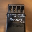 Kytarový efekt pedál značky BOSS, model RV-6 Reverb. Zařízení má černé kovové šasi s bílými nápisy OUTPUT B, OUTPUT A (MONO), INPUT B, INPUT A (MONO)…