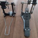 Dva kovové pedály k bubnu v chromovaném a černém provedení. Na pravém pedálu je na stupni viditelný nápis SONOR. Oba mechanismy jsou vybaveny řetízko…