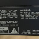 Detail zadní strany elektronického zařízení s černým povrchem. Je zde vidět vypínač POWER ON/OFF a konektor s nápisem LESLIE 11PIN. Na povrchu jsou b…