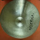 Kruhové činely z kovu s viditelným broušením povrchu. Na pravé straně je černý nápis istanbul Agop Made in Turkey®. Povrch vykazuje drobné škrábance…
