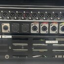 Černý rackový audio rozhraní s nápisy mDAS a DN4816-O. Horní jednotka obsahuje 16 výstupů XLR s označením OUT 1 až OUT 16 a kontrolními LED diodami.…