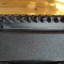 Horní ovládací panel černého kytarového zesilovače s nápisem FUSION 212 a SIX STAGE TUBE PREAMP. Panel obsahuje deset otočných ovladačů s popisky: tr…