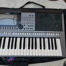 Šedý digitální klavír s logem YAMAHA a označením modelu PSR-S720. Nástroj má displej, početná tlačítka a pravostranný reproduktor s mřížkou. Je polož…